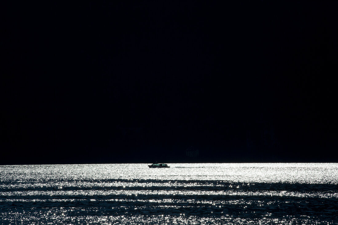Comer See bei Nacht, Schiff im Mondschein