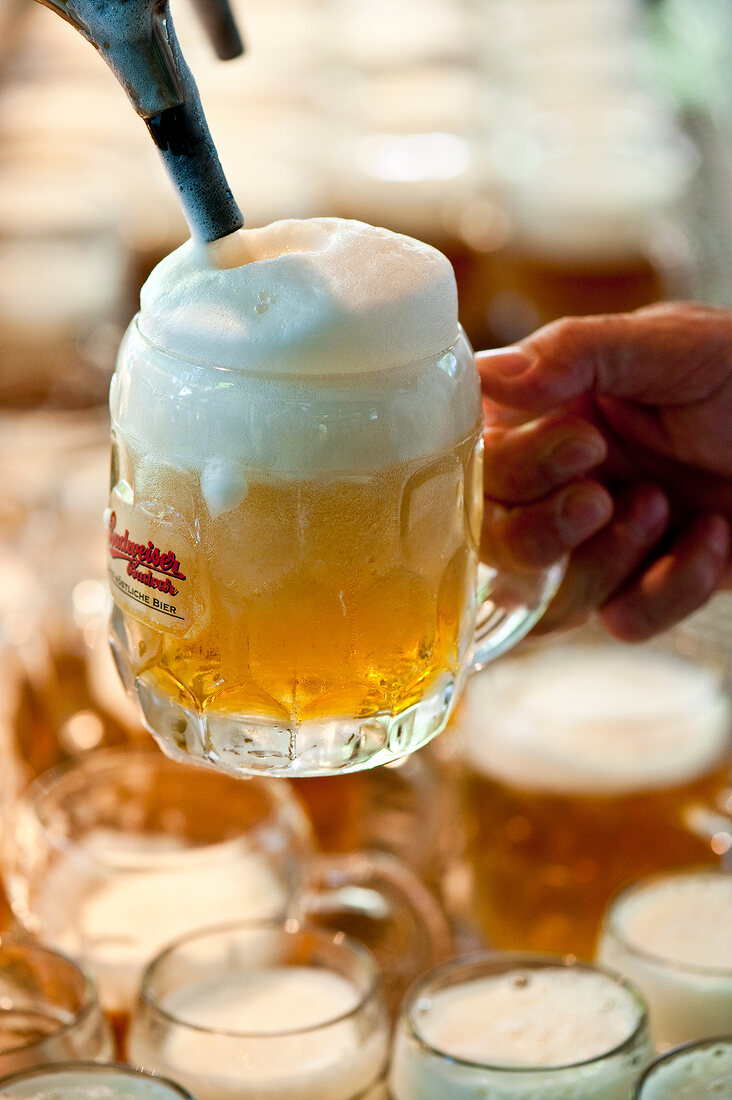 Bier wird gezapft, Schweizerhaus, Wiener Prater