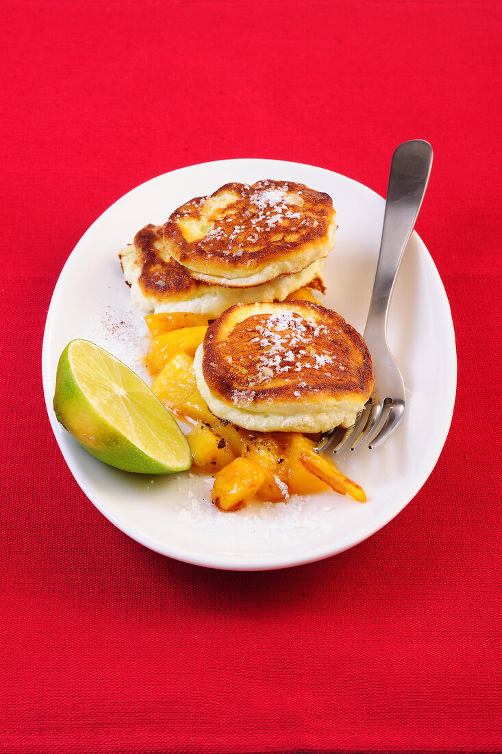 Desserts, Limettenküchlein, ka ramellisierte Mango