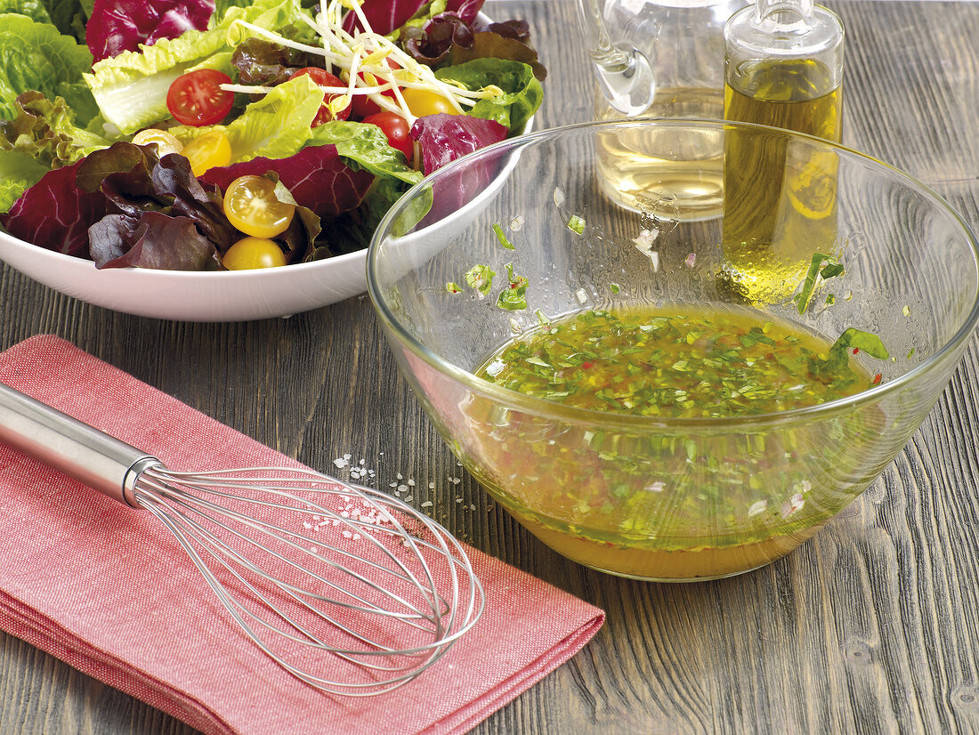 Sauce, Salat und Schüssel mit Salatdressing