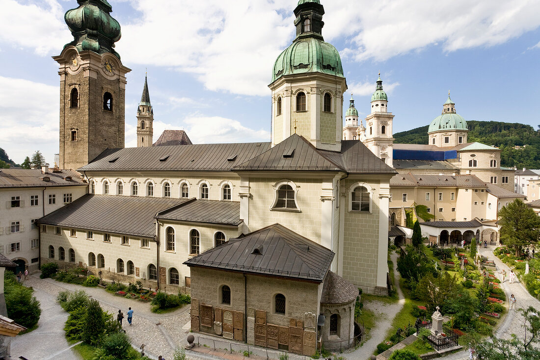 Salzburg, Blick auf Glockenturm und St. Peter Kirche