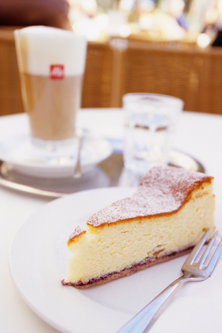 Salzburg, gebackene Topfentorte im Café Bazar
