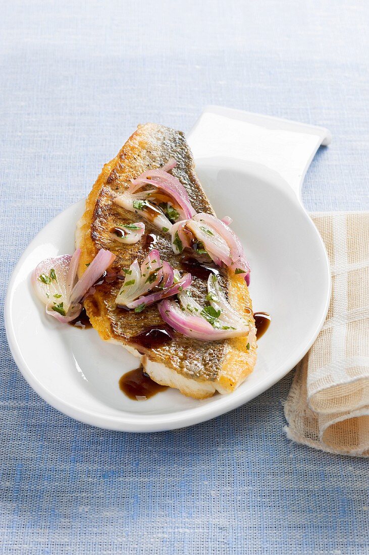 Fish fillets with balsamic vinegar and red onions (Italy)