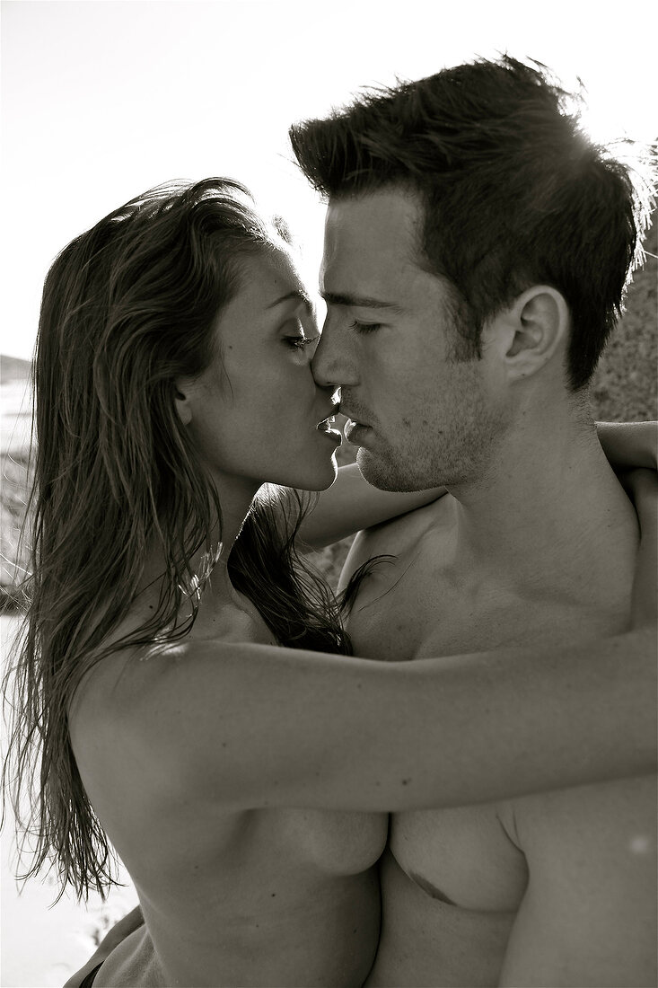 Paar am Strand, küssen sich, nackt, sw