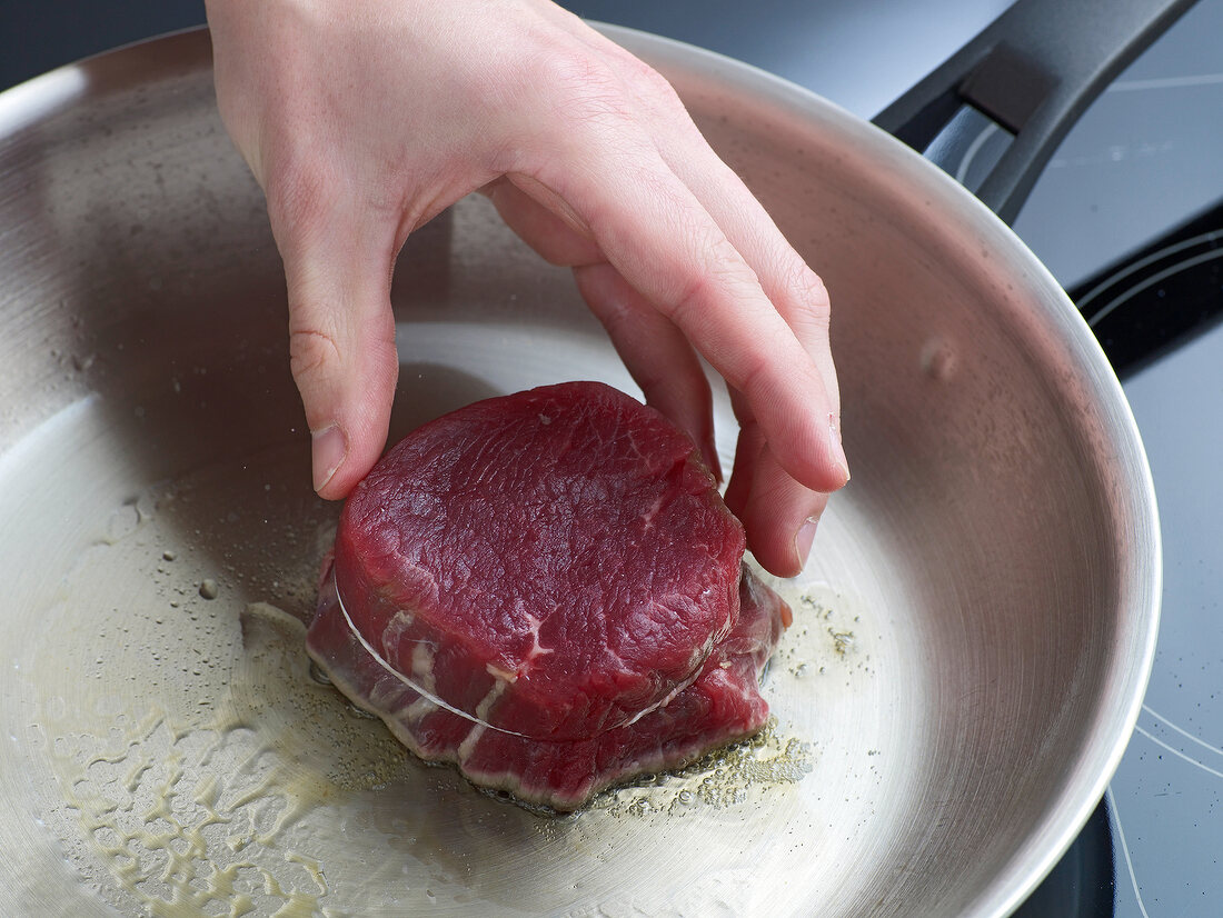 Sauce, Pfanne mit Fleisch, Step 1