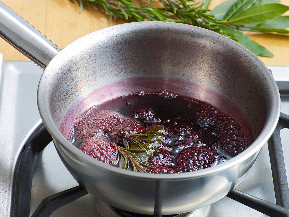 Reducing liquids by boiling in frying pan for preparation of sauce, step 2