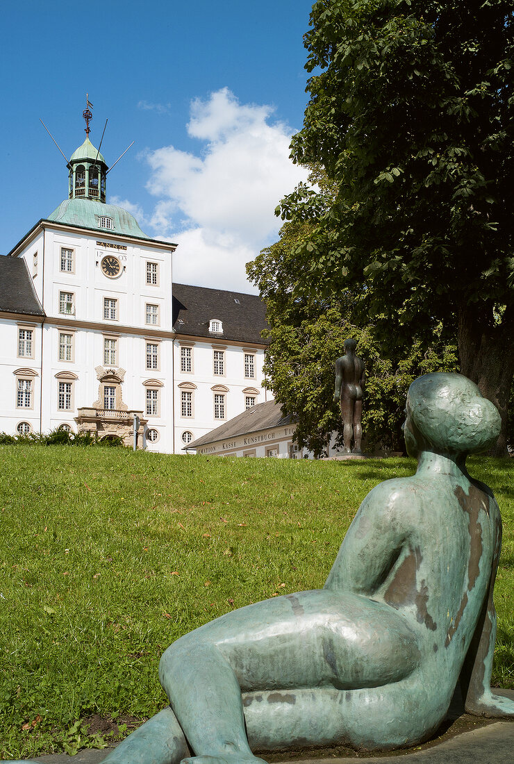 Ostseeküste: Blick auf Schloss Gottorf, Park, Skulptur