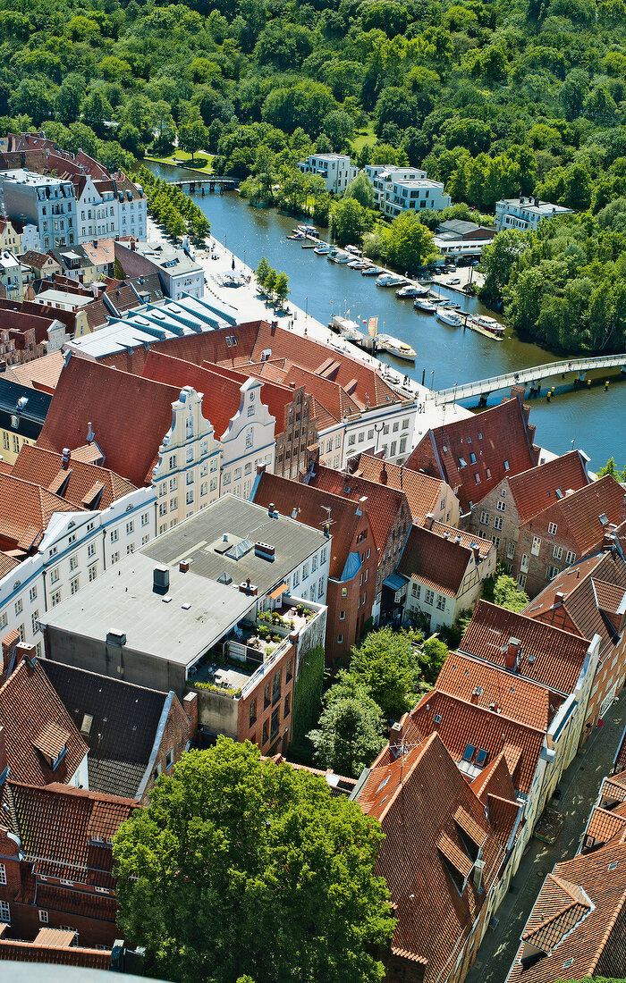 Ostseeküste: Lübeck, Trave, Blick über Dächer, sommerlich