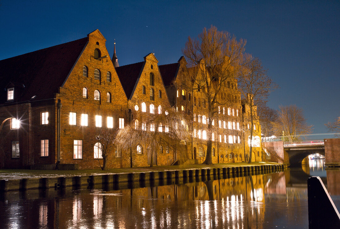 Ostseeküste: Lübeck, Trave, Salz- speicher bei Nacht, beleuchtet