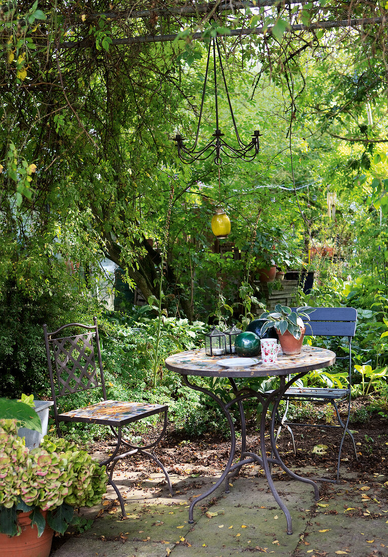 Ostseeküste: Tisch und Stühle im Garten, sommerlich