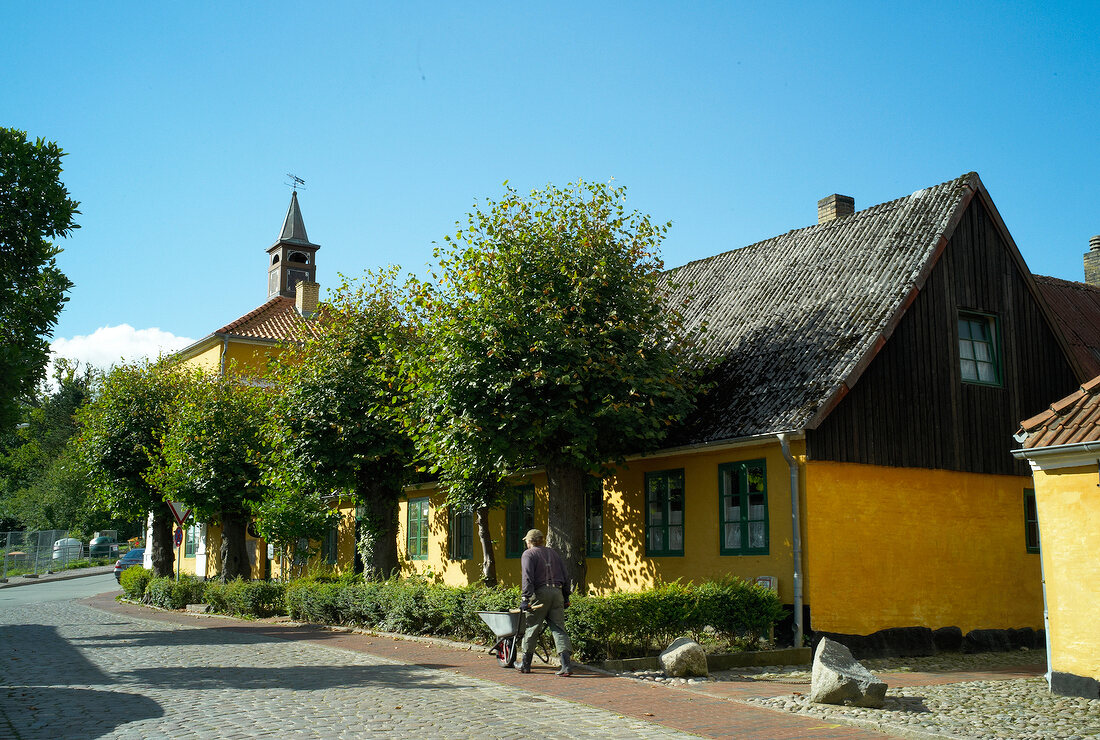 Ostseeküste: Dorf Kupfermühle, Gebäude gelb, Himmel blau