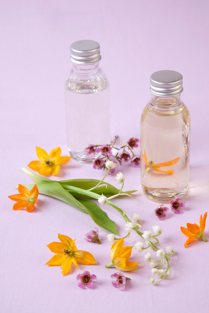 Aromatherapie, Glasflaschen mit Äthe rischen Ölen