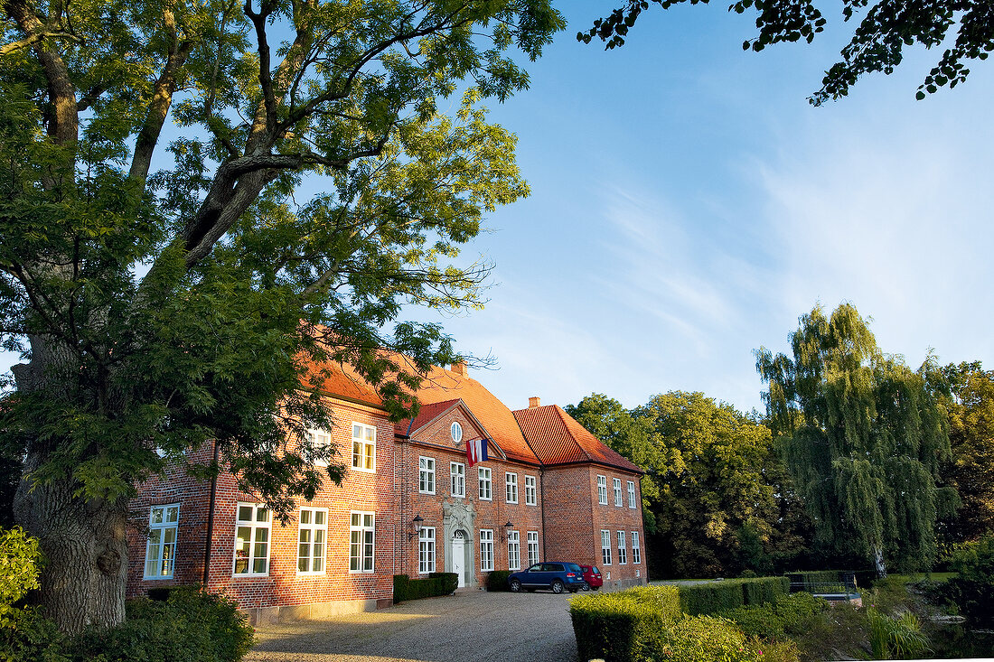 Ostseeküste: Herrenhaus Borghorst, Fassade, Einfahrt