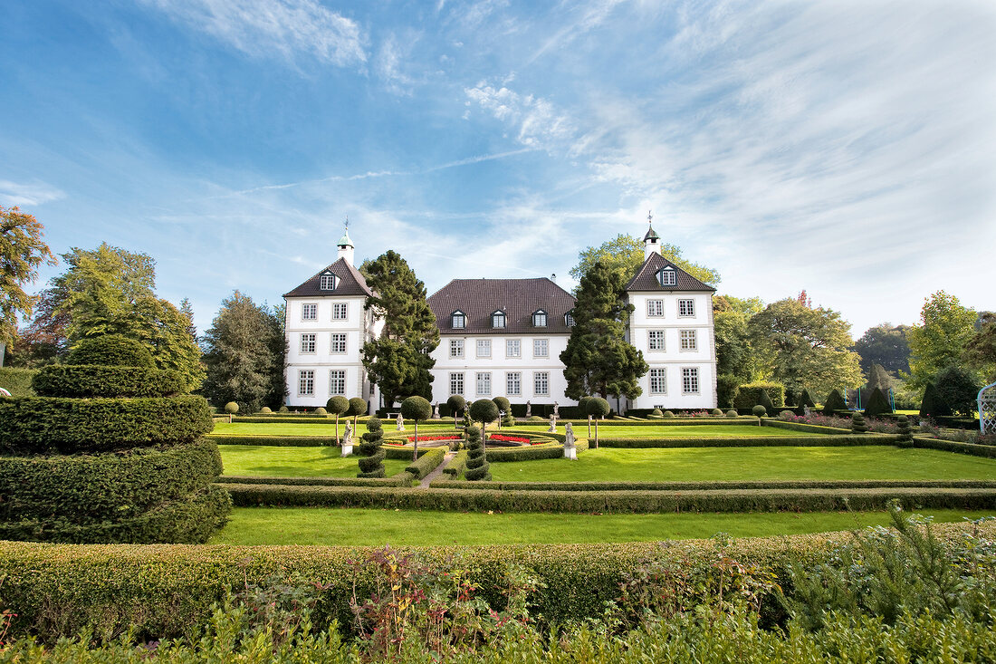 Ostseeküste: Herrenhaus Panker, Fassade weiss, Garten