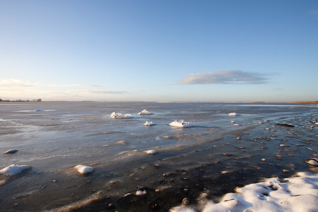 Ostseeküste: Winterlandschaft, Eis, blauer Himmel, Horizont