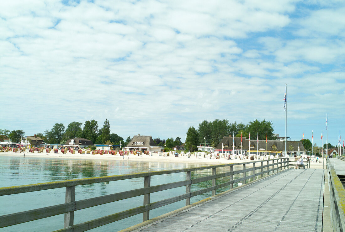 Ostseeküste: Dahme, Seebrücke, Blick zum Strand, bewölkt