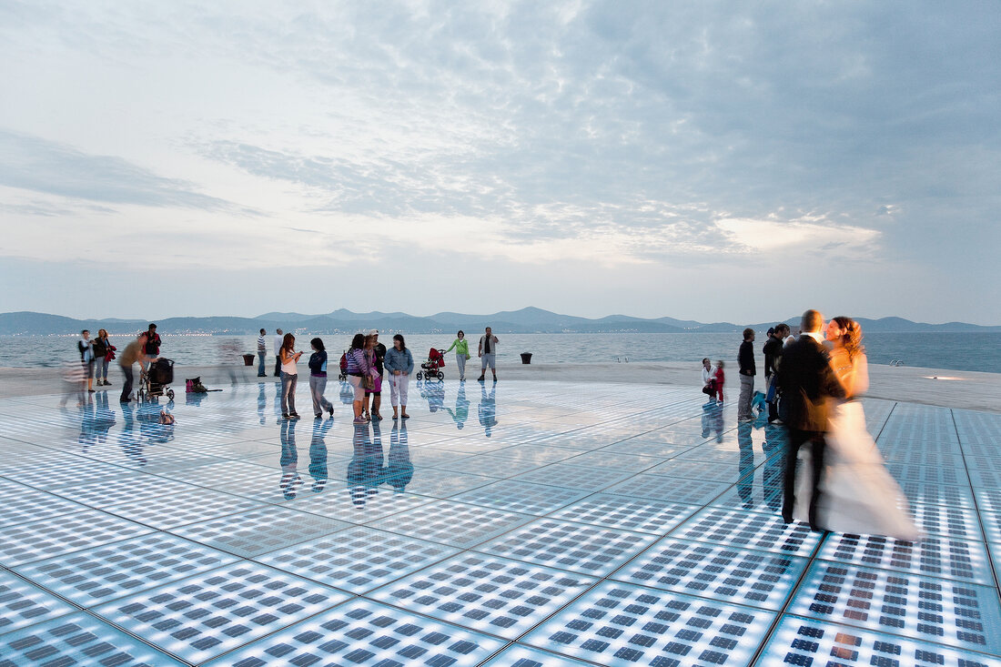 Kroatien: Stadt Zadar, Uferpromenade Dämmerung, Menschen