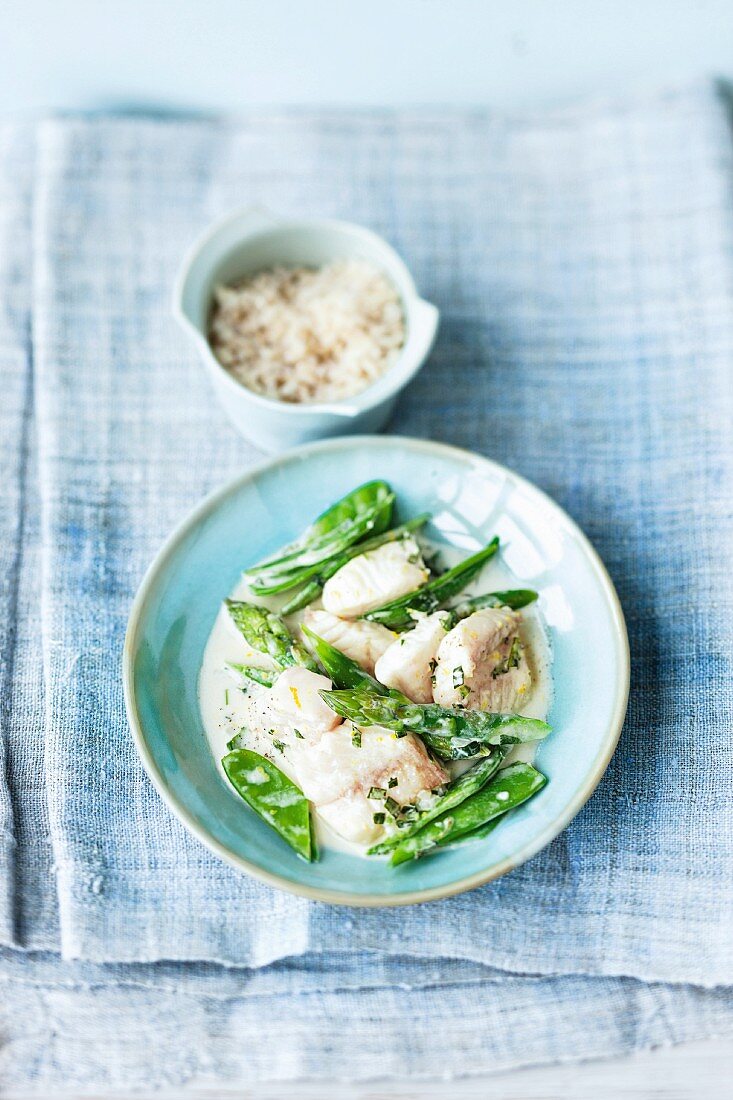 Fish ragout with green asparagus and mange tout