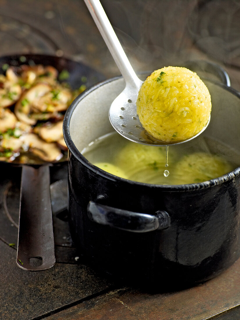 Himmel auf Erden, Kartoffel Majoran Knödel mit Champignons