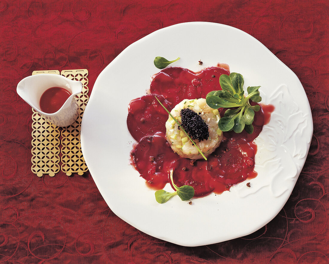 Sauce, Marinierte Rote-Bete-Sch eiben mit Himbeer-Vinaigrette und St