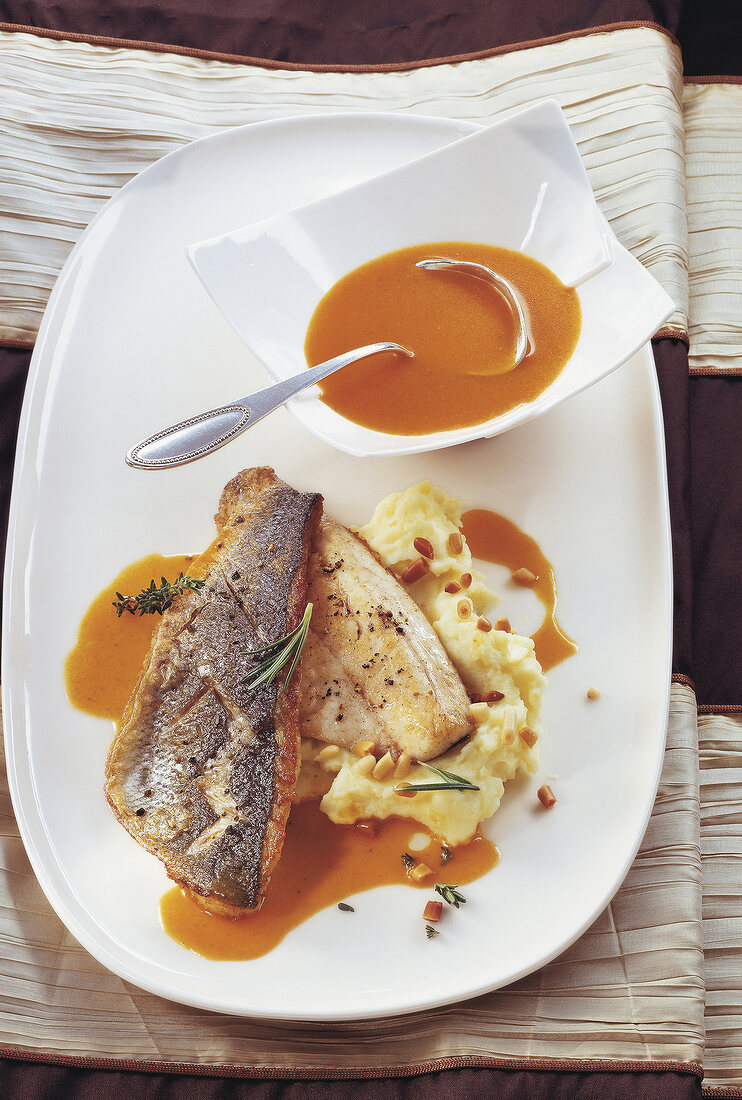 Sauce, Kross gebratener Loup de mer mit Sauce bourride