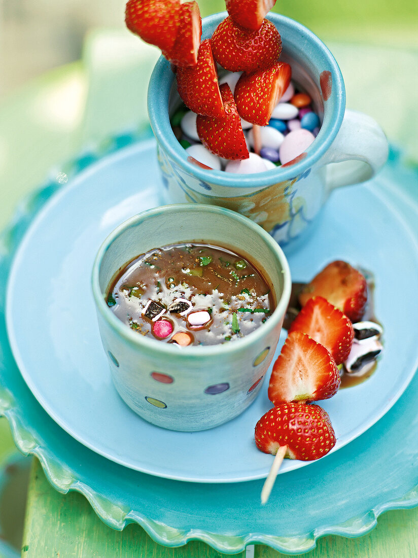 Gartenküche, Osterhasen-Creme mit Erdbeeren und Schokolinsen