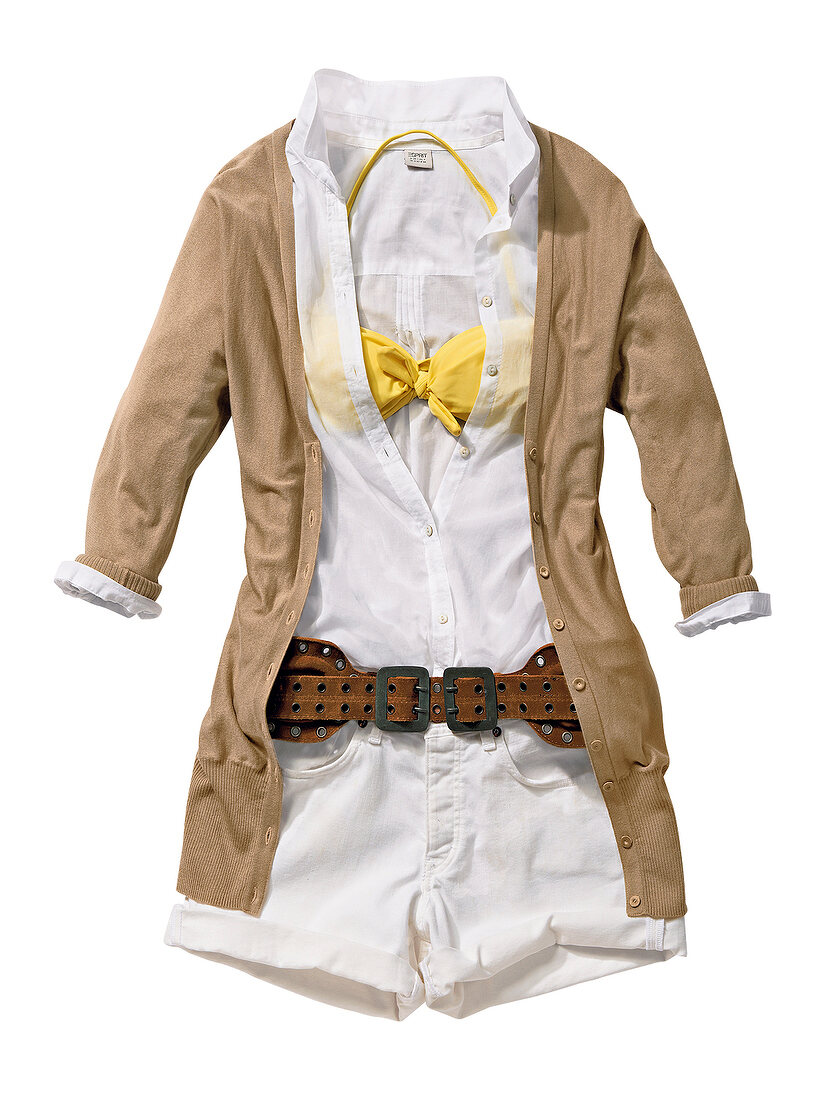 weiße Bluse, weiße Shorts, langer Cardigan in beige