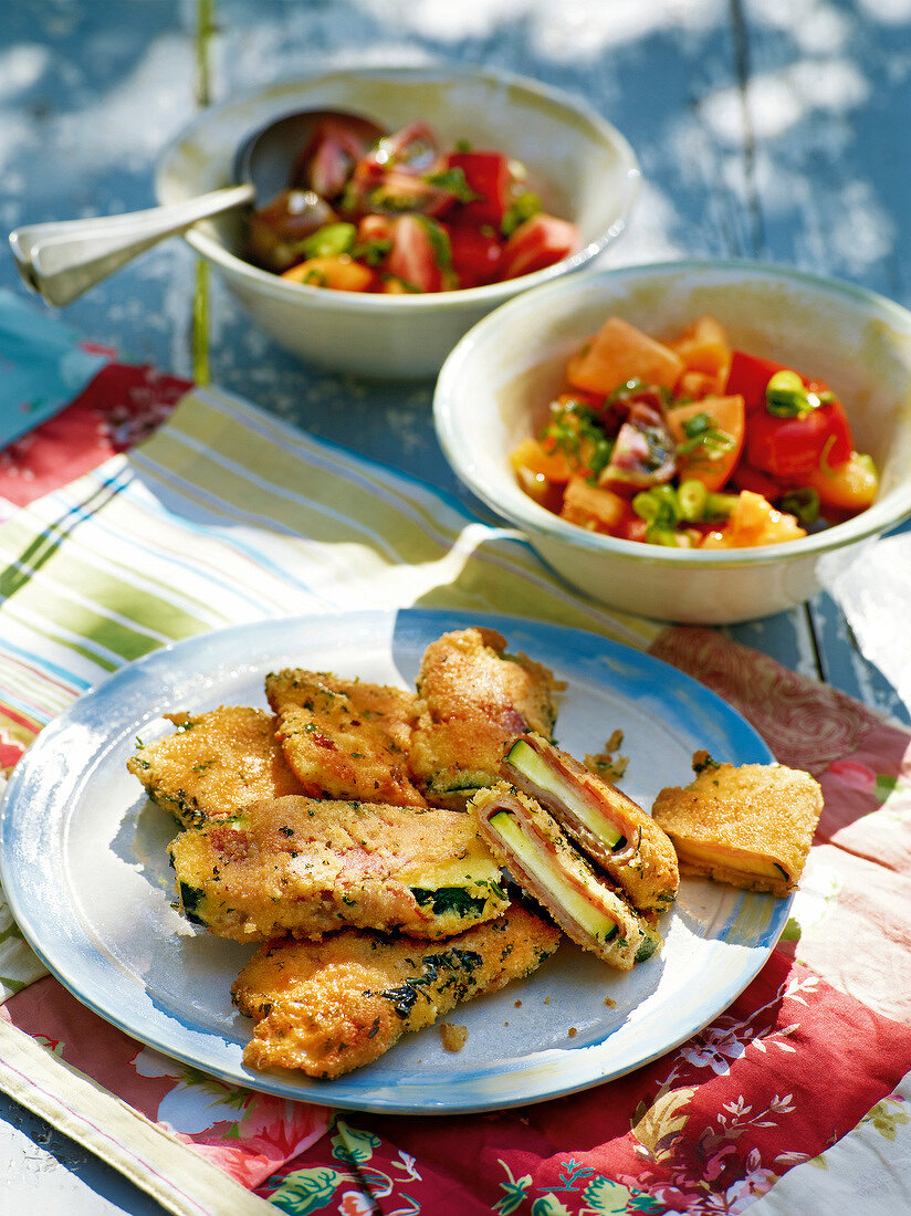 Gartenküche, Zucchinischnitzel mit Tomatensalat