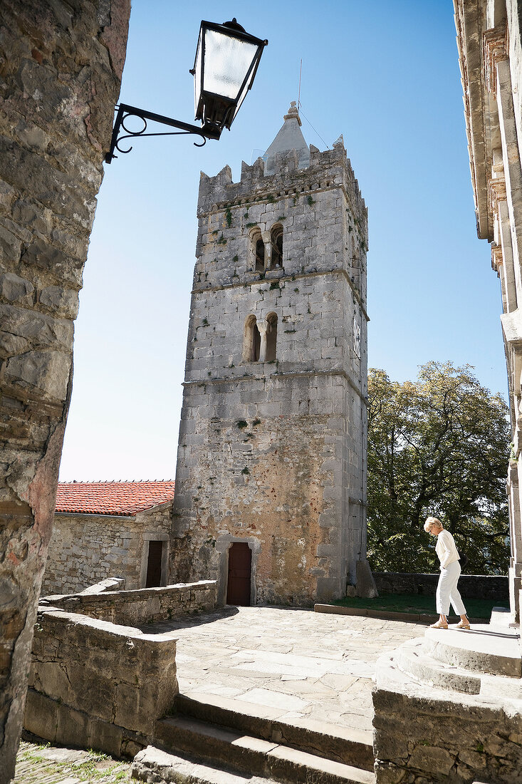 Kroatien: Hum, Kirchturm, Touristin 