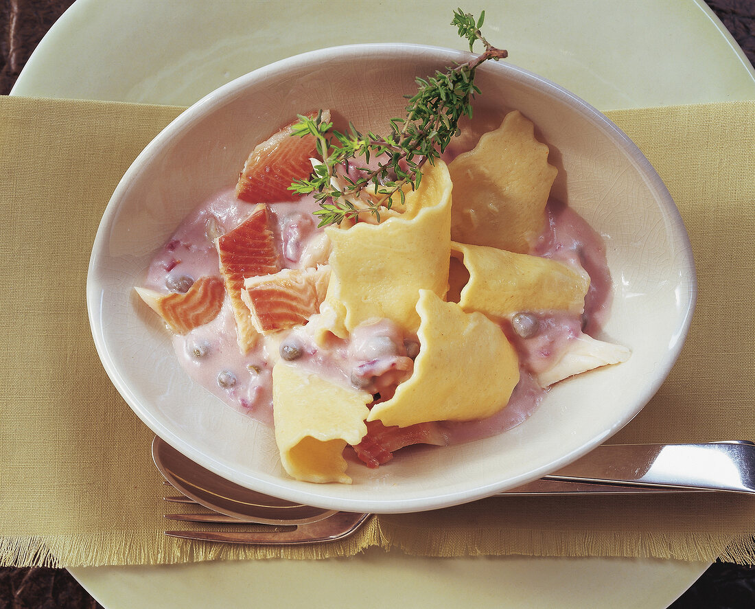 Sauce, Nudelfleckerl mit Räuche rfisch und Kapern-Zwiebel-Sauce