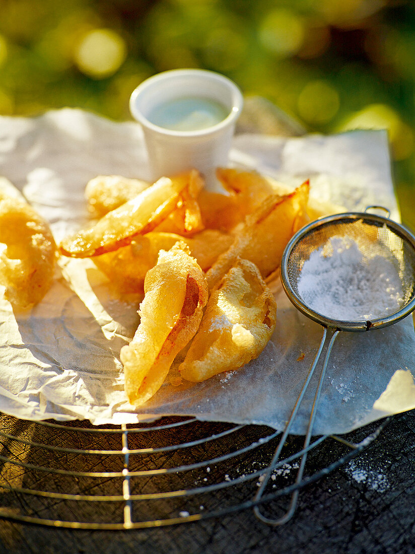 Gartenküche, Birnentempura mit Tee-Honig-Sauce