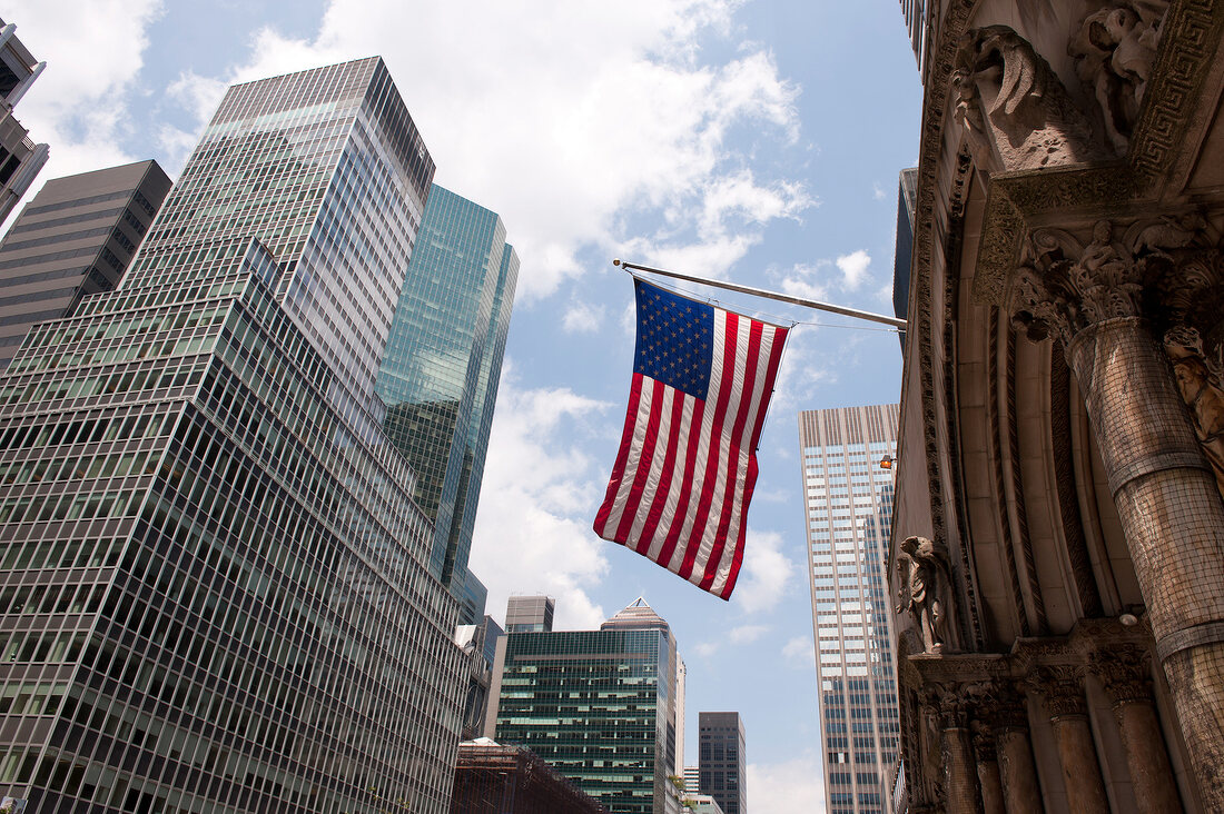 New York: St. Barts Church mitten in Manhattan