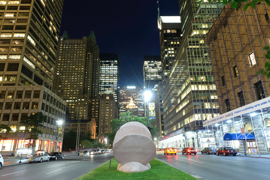 New York: Hochhäuser bei Nacht auf der Park Avenue