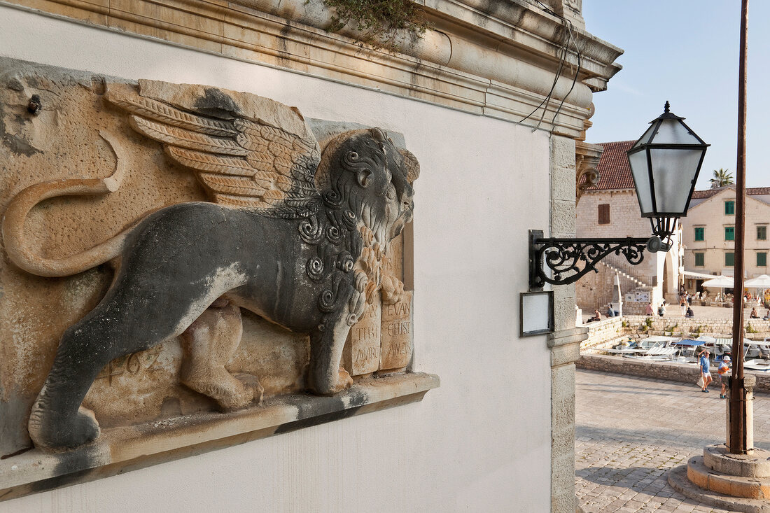 Kroatien: Hvar, Gebäude, geflügelter Löwe