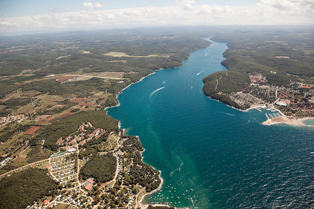 Kroatien: Landschaft von oben, Limski-Kanal
