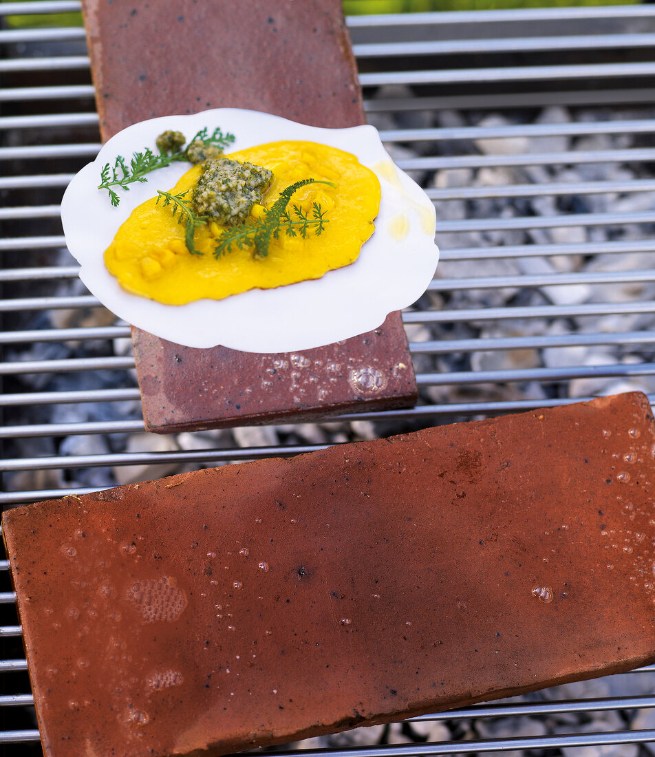 Maispfannkuchen mit Pesto von der Tonplatte