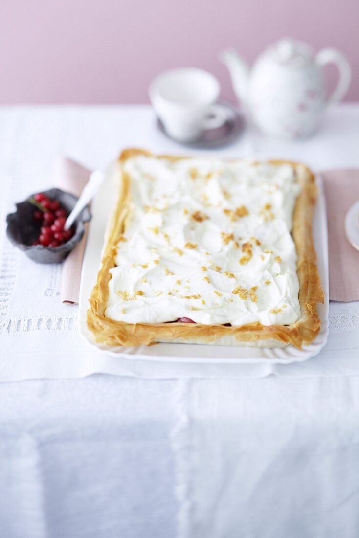Gooseberry cake with vanilla cream