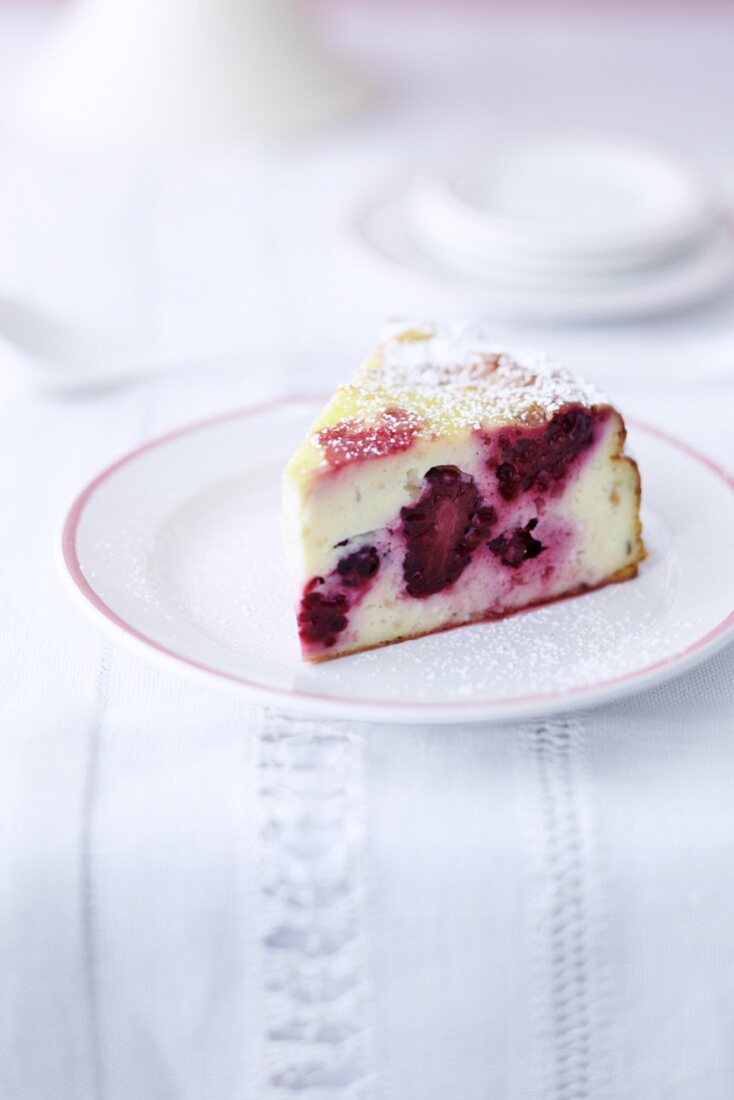 Ein Stück Brombeer-Cheesecake auf Kuchenteller