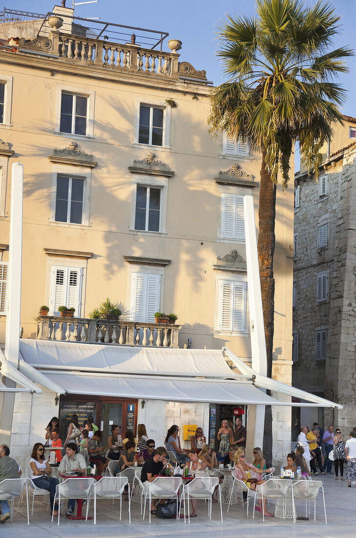 Kroatien: Split, Promenade Riva, Café, Gäste an Tischen