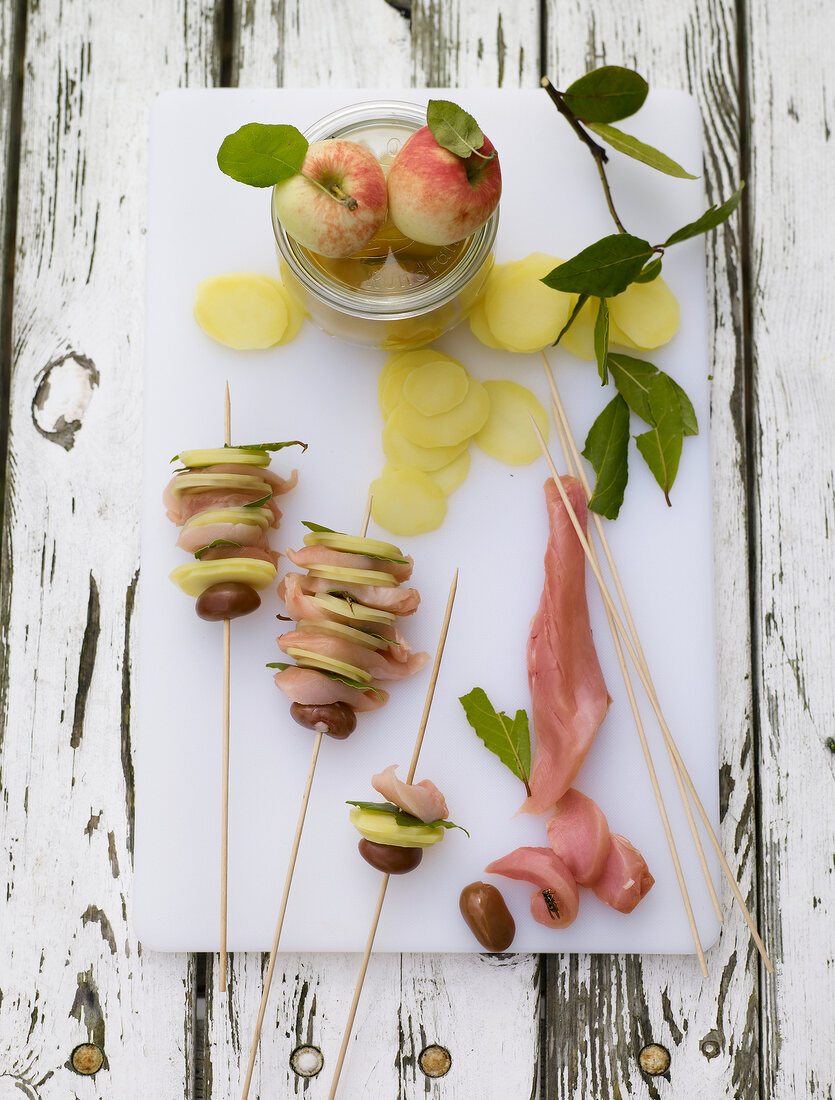 Kaninchen und Kartoffeln auf Spieße ziehen, Step