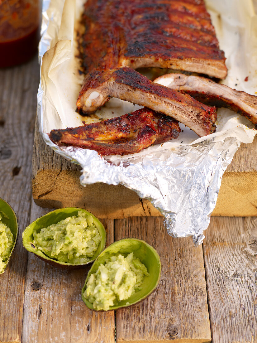 Spareribs mit Avocado-Relish 