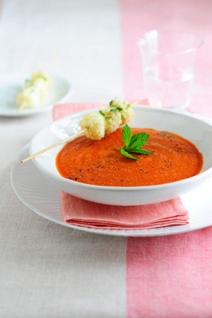 Blitzmenüs, Paprika-Tomaten-Supp e mit Mozzarellaspießen