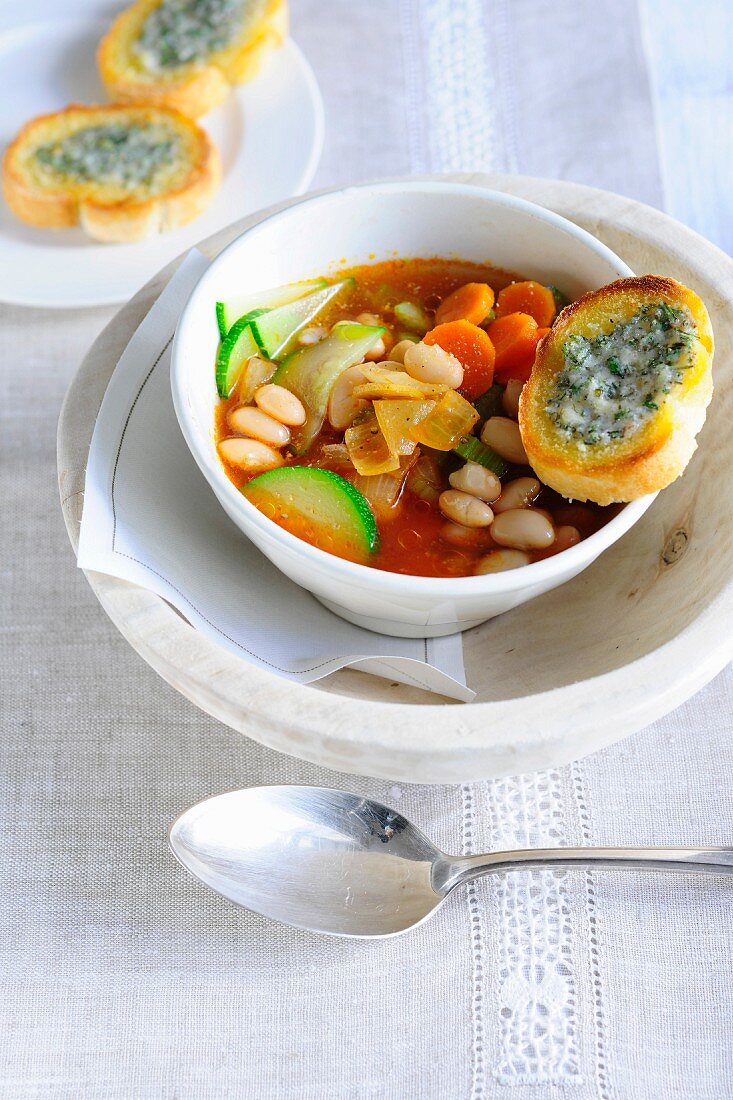 Minestrone mit Parmesan-Crostini