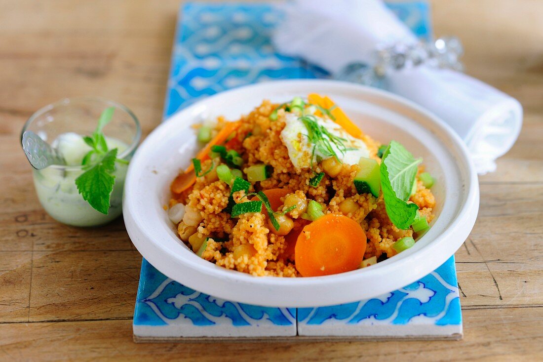 Gemüse-Couscous mit Minzjoghurt