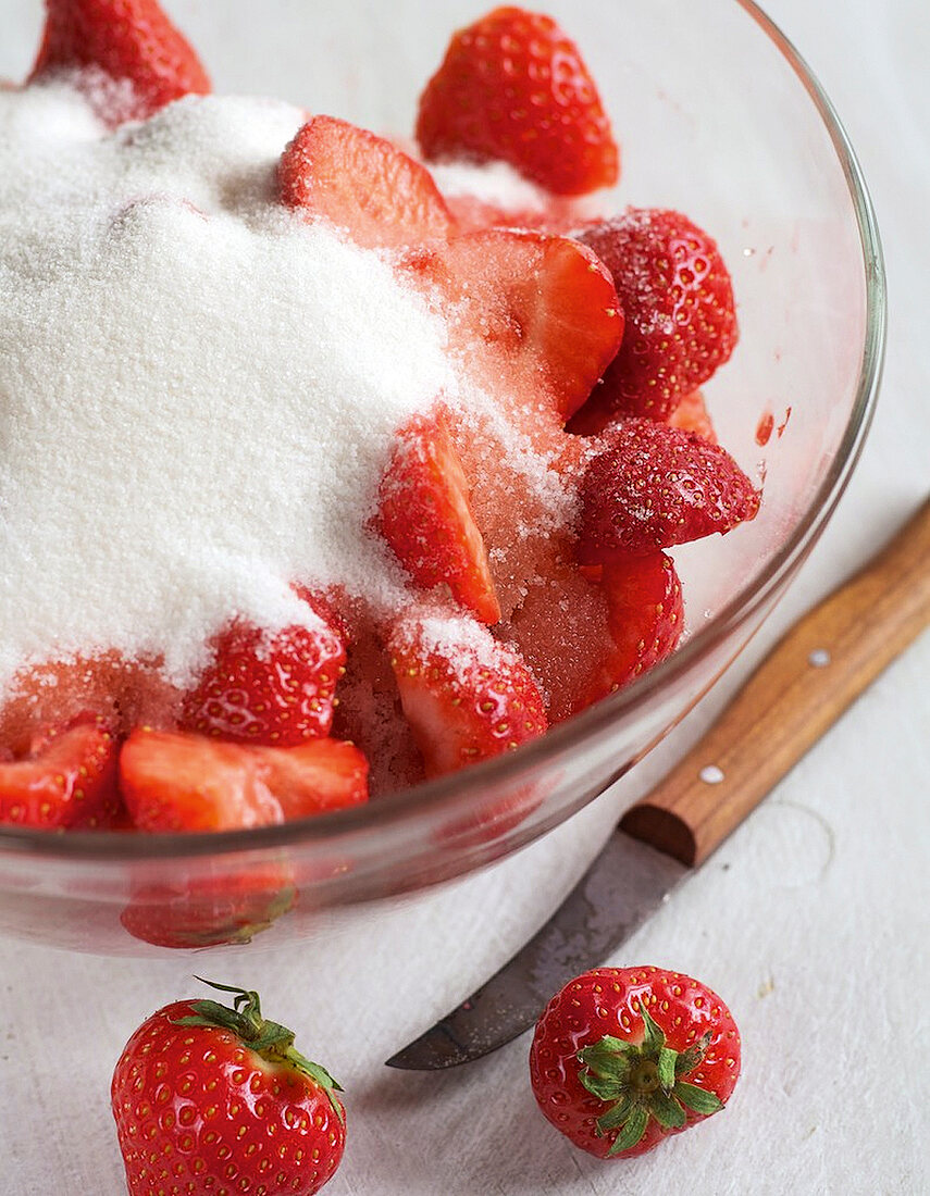 Alles hausgemacht, Erdbeeren mit Zucker vermischen, Step