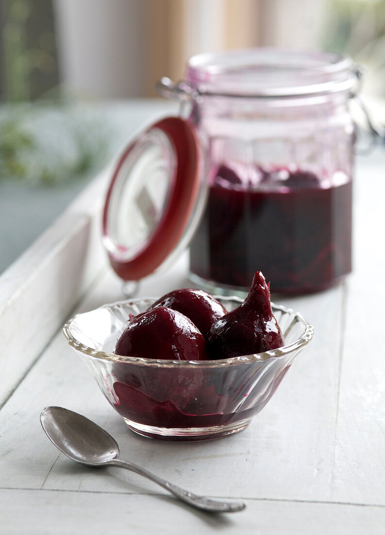 Beetroot with garlic in bowl