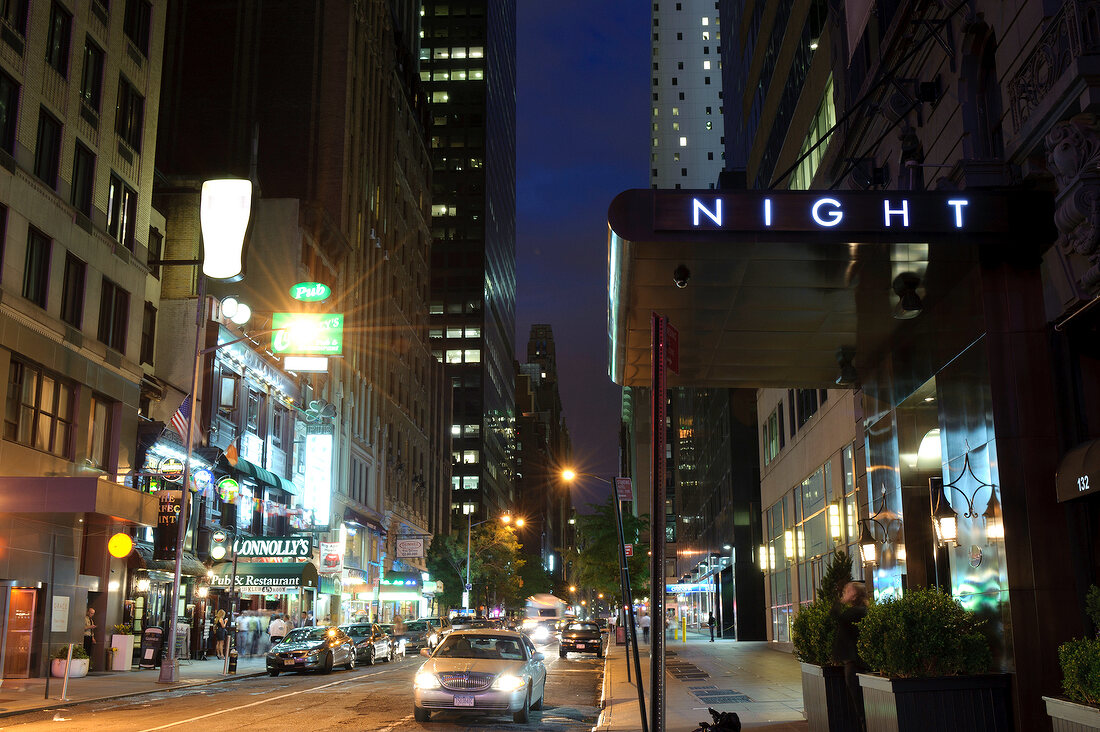 New York: Seitenstraße am Times Square, Nacht