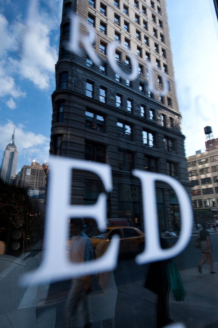 New York: Flatiron Bulding spiegelt sich in einer Fassade
