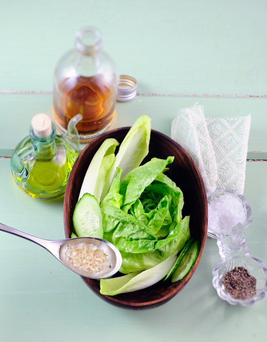 Lettuce with chicory, cucumber and vinaigrette