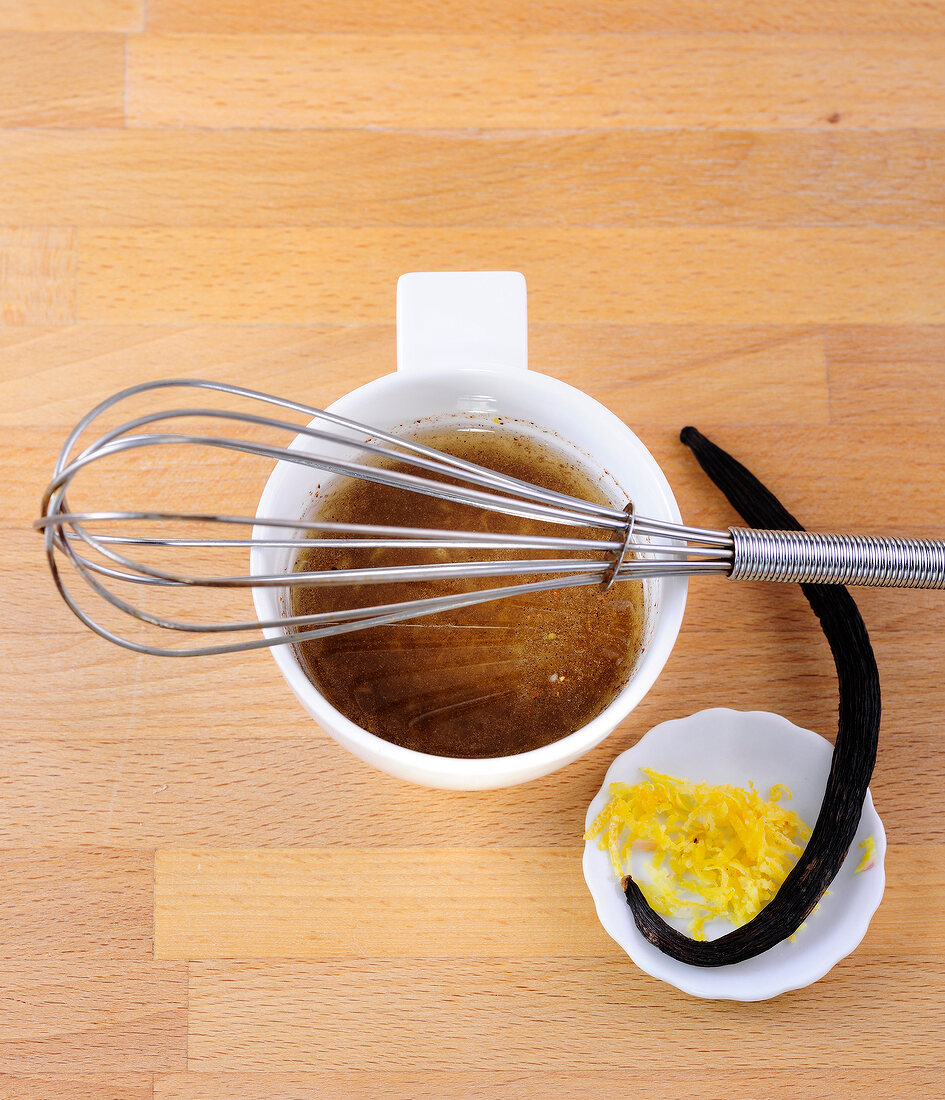 Vanilla and lemon vinaigrette in cup